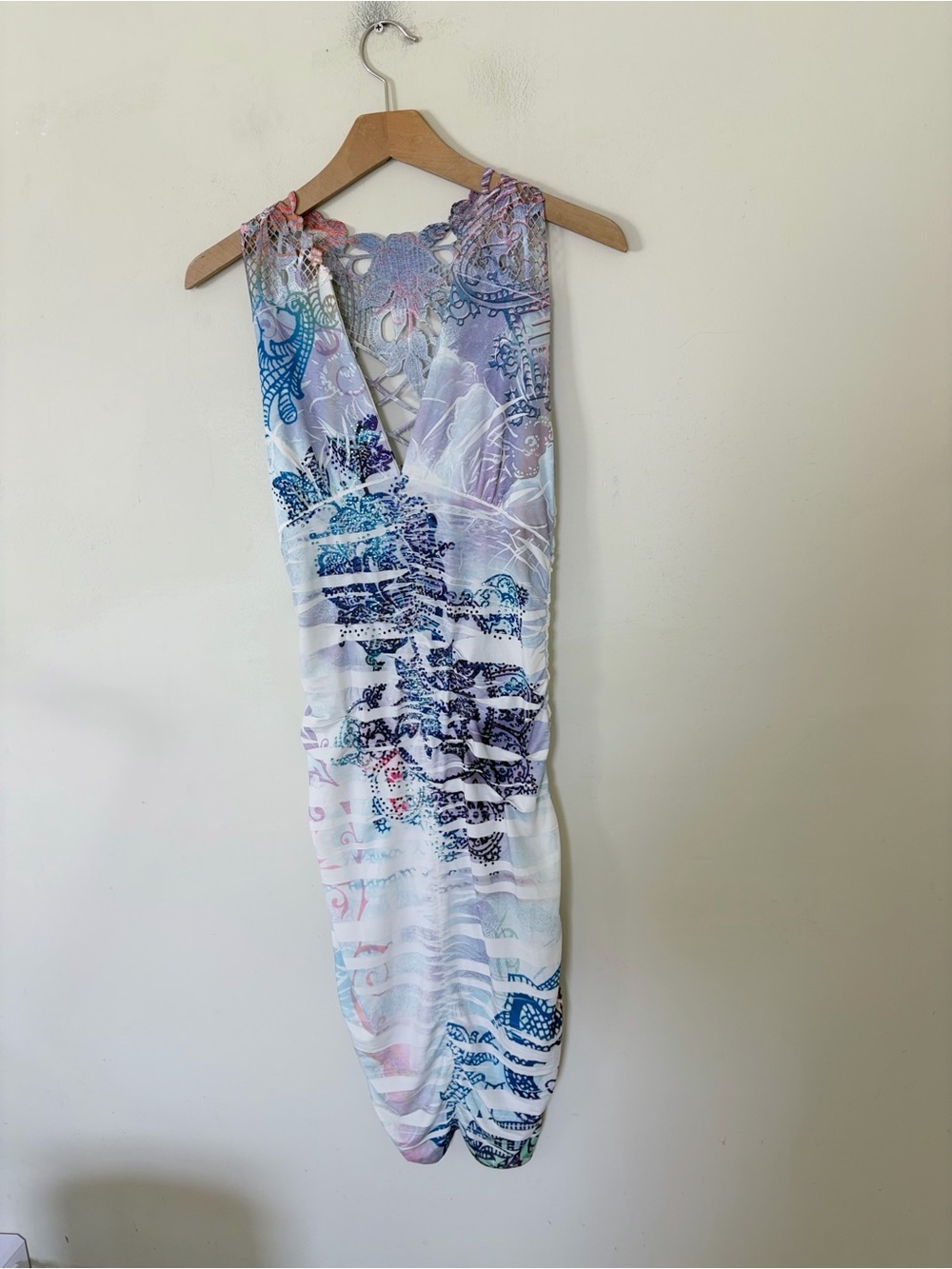 Vintage y2k sleeveless, curve-hugging midi/mini dress featuring an abstract blue